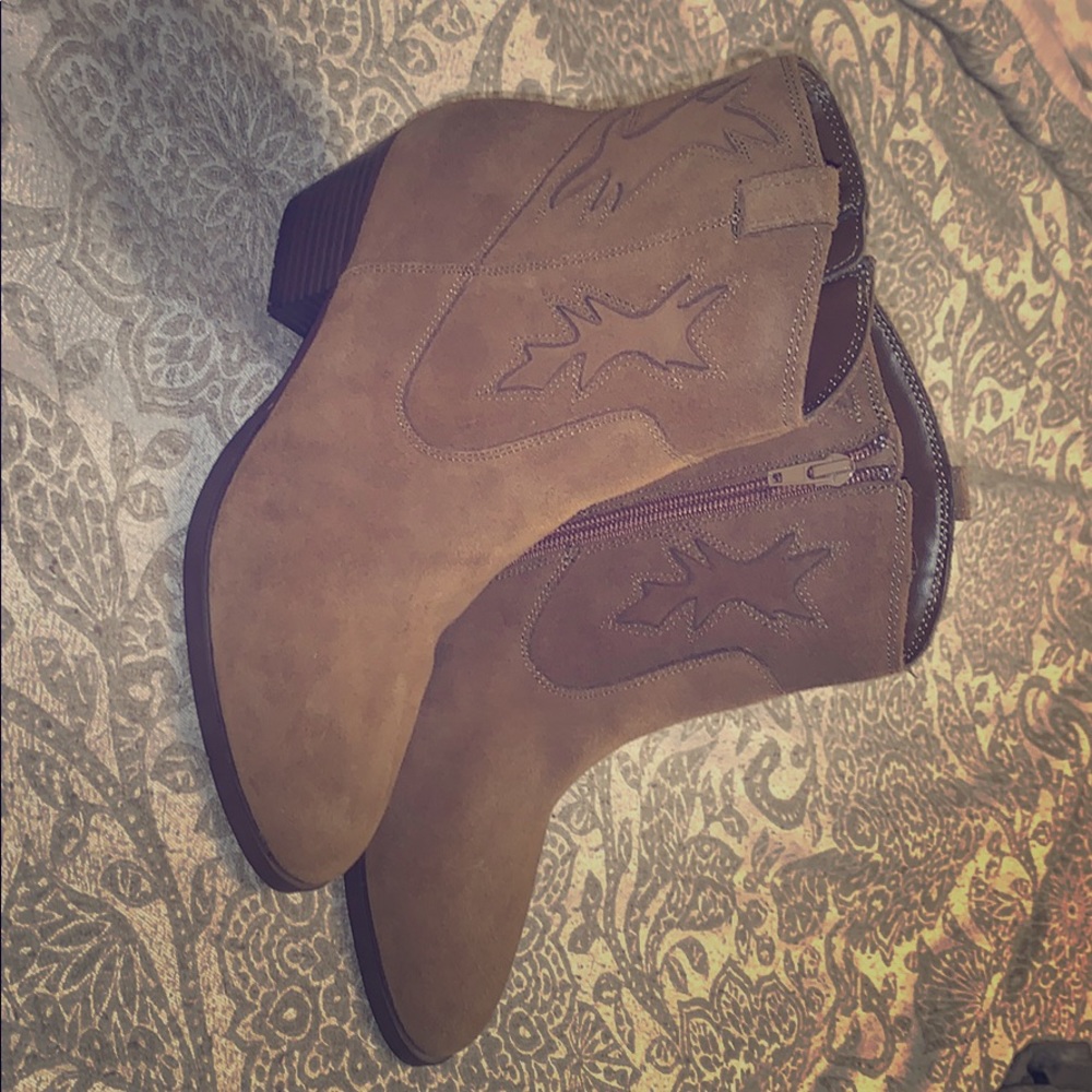 Size 7.5 GAP Cowgirl ankle booties never worn